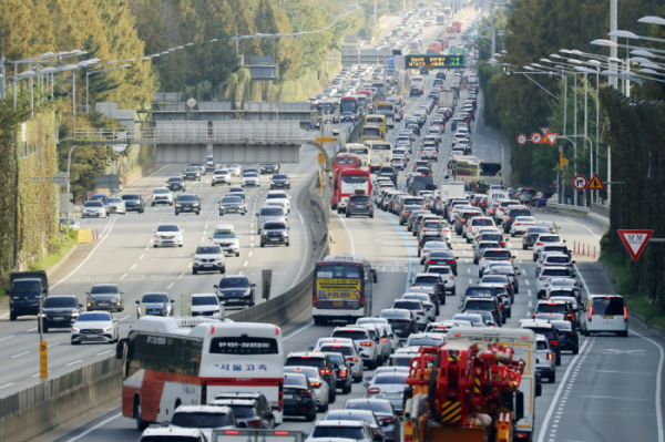 ▲추석 연휴 마지막 날인 지난해 10월 3일 서울 경부고속도로 잠원IC 하행선이 정체를 빚고 있다. (뉴시스)