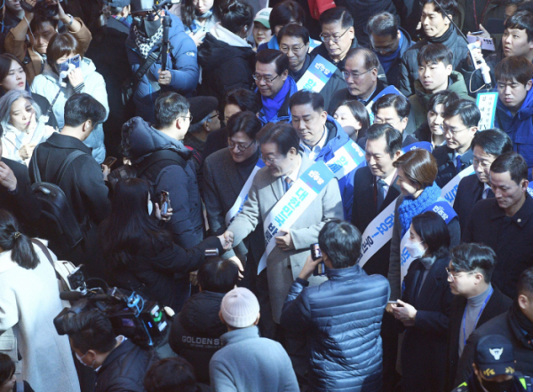 ▲이재명 더불어민주당 대표가 8일 오전 서울 용산구 용산역에서 시민들을 만나 설 귀성인사를 하고 있다. 신태현 기자 holjjak@