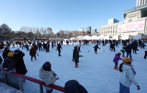 ▲서울광장 스케이트장을 찾은 시민들이 스케이트를 타고 있다. 연합뉴스
