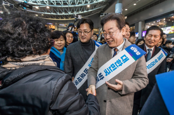 ▲이재명 더불어민주당 대표가 8일 서울 용산역에서 귀성인사를 하고 있다. 뉴시스