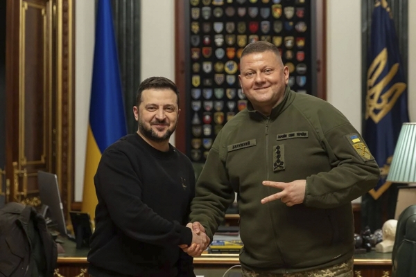 ▲볼로디미르 젤렌스키(왼쪽) 우크라이나 대통령과 발레르 잘루즈니 군 총사령관이 8일(현지시간) 키이우에서 악수를 하고 있다. 키이우/AP연합뉴스
