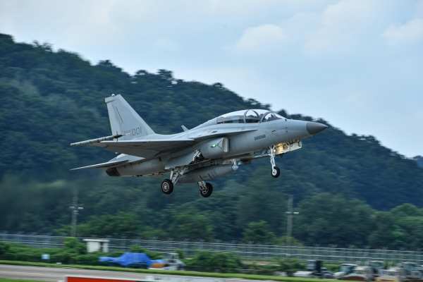 ▲공군 제8전투비행단 소속 FA-50 전투기가 지난해 8월 21일 방어제공훈련에 참가하기 위해 이륙하고 있다.
 (뉴시스)