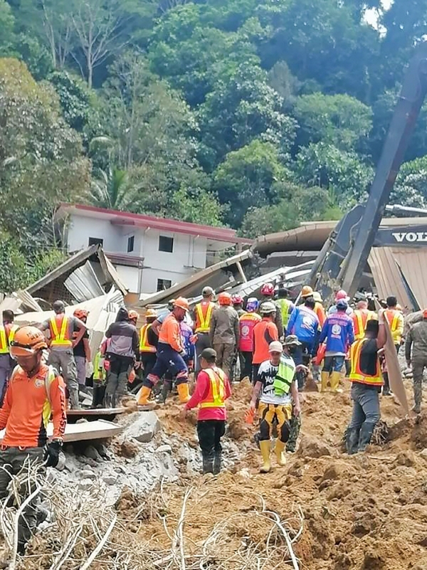 ▲필리핀 민다나오섬 다바오데오루주에서 7일 구조대원들이 실종자를 수색하고 있다. 다바오데오루(필리핀)/AFP연합뉴스
