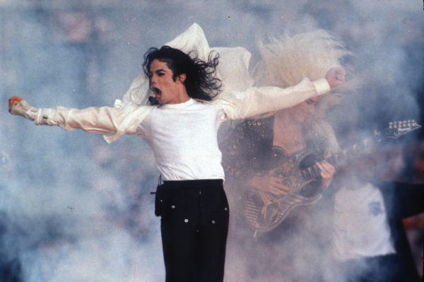 ▲마이클 잭슨이 1993년 2월 1일(현지시간) 미국 캘리포니아주 패서디나에서 열린 슈퍼볼 하프타임 쇼에서 열창하고 있다. 패서니다(미국)/AP뉴시스
