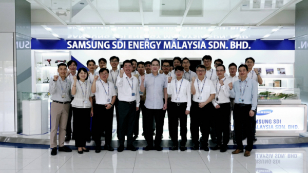 ▲이재용 삼성전자 회장이 9일(현지시간) 말레이시아 스름반 삼성SDI 생산법인에서 현지 근무자들과 기념 사진을 촬영하고 있다 (자료제공=삼성전자)