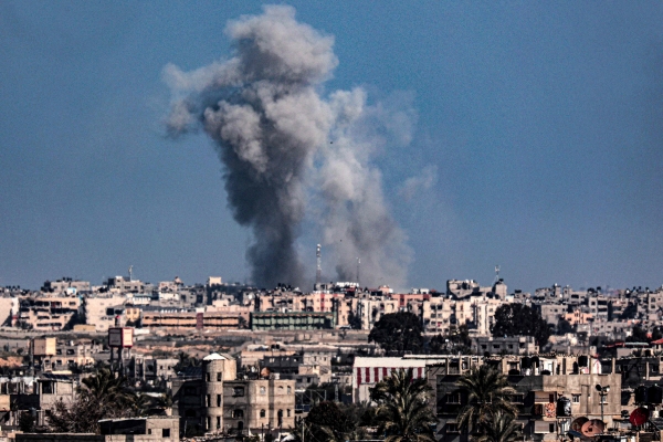 ▲11일(현지시간) 가자지구 남부 라파 상공에서 이스라엘군의 포격으로 인한 연기가 피어오르고 있다. 라파(팔레스타인)/AFP연합뉴스
