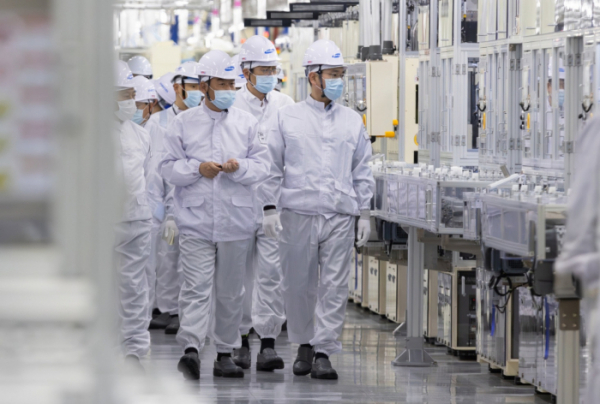 ▲이재용 삼성전자 회장이 2월 9일(현지시간) 말레이시아 스름반 삼성SDI 생산법인 2공장을 점검했다. (사진제공=삼성전자)