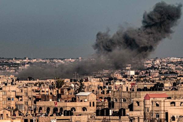 ▲이스라엘과 팔레스타인 무장단체 하마스 간 전쟁이 계속되는 가운데 11일(현지시간) 가자지구 남부 라파 상공에서 연기가 피어오르고 있다. 라파(팔레스타인)/AFP연합뉴스
