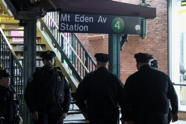 ▲미국 뉴욕 마운트 에덴 역 출구에 12일(현지시간) 경찰들이 모여 있다. 뉴욕(미국)/로이터연합뉴스
