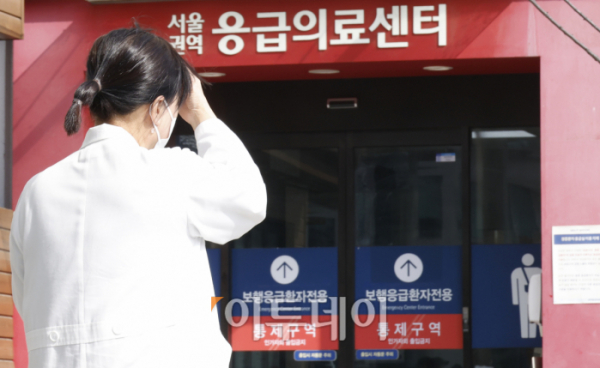 ▲ 13일 서울의 한 대학병원에서 의료진들이 발걸음을 옮기고 있다. 조현호 기자 hyunho@
