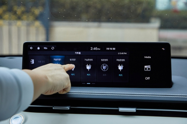 ▲카투홈(Car-To-Home) 기능으로 차량에서 세대의 IoT를 제어하는 모습. (사진제공=현대오토에버)