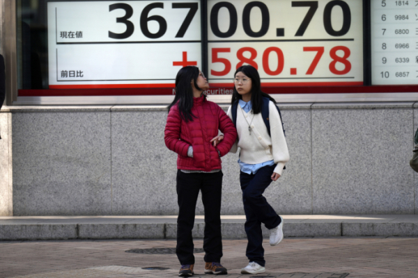 ▲일본 닛케이평균주가 지수를 보여주는 도쿄의 한 증권사 전광판 앞에 지난 8일 사람들이 서 있다. (출처=AP/뉴시스)