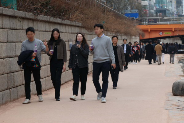 ▲서울 낮 최고기온이 16도를 기록하는 등 전국이 포근한 날씨를 보인 14일 서울 청계천변에서 얇은 옷을 입은 시민들이 산책하고 있다. 신태현 기자 holjjak@