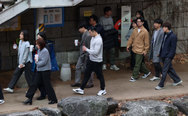 ▲서울 낮 최고기온이 16도를 기록하는 등 전국이 포근한 날씨를 보인 14일 서울 청계천변에서 얇은 옷을 입은 시민들이 산책하고 있다. 신태현 기자 holjjak@