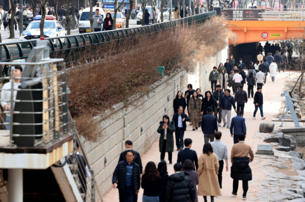 ▲서울 낮 최고기온이 16도를 기록하는 등 전국이 포근한 날씨를 보인 14일 서울 청계천변이 산책하는 시민들로 붐비고 있다. 신태현 기자 holjjak@