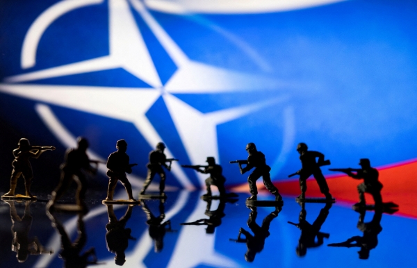 ▲북대서양조약기구(NATO·나토) 로고와 러시아 국기 앞에 군인 피규어가 놓여 있다. 로이터연합뉴스
