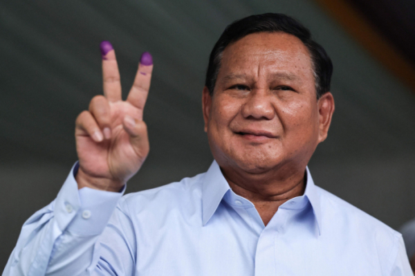 ▲인도네시아 대통령 선거에 기호 2번으로 출마한 프라보워 수비안토(72) 후보가 보고르의 한 투표소에서 투표를 마친 뒤 손가락으로 'V'자를 그려보이고 있다.  (연합뉴스)