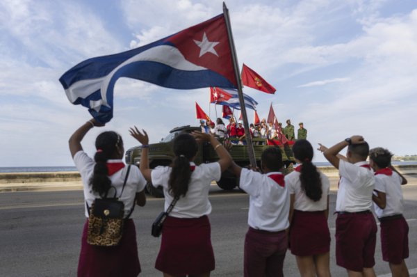 ▲쿠바 아바나에서 지난달 8일 학생들이 피델 카스트로의 수도 진입 65주년을 기념하는 퍼레이드에 참석해 국기를 흔들고 있다. 아바나/AP뉴시스