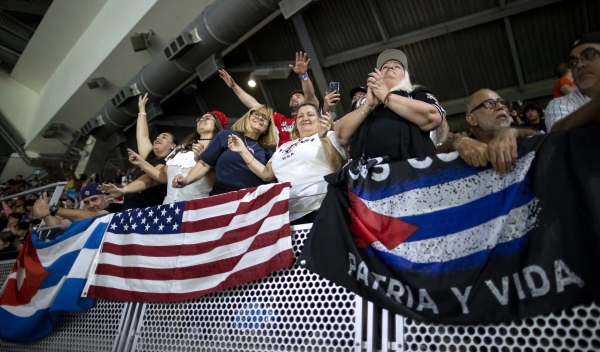 ▲월드베이스볼클래식(WBC) 대회가 열린 마이애미에서 지난해 3월 19일 미국과 쿠바 국기가 보인다. 마이애미(미국)/AP뉴시스
