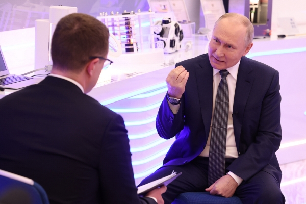 ▲블라디미르 푸틴(오른쪽) 러시아 대통령이 14일(현지시간) 국영방송 로씨야1에서 인터뷰를 하고 있다. 모스크바/로이터연합뉴스  
