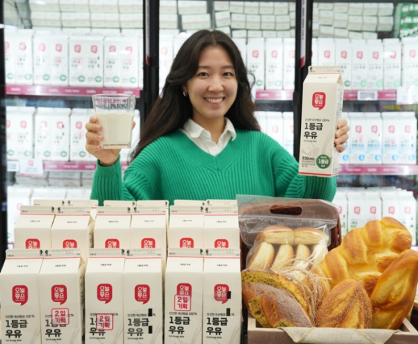 ▲15일 모델이 롯데마트 자체브랜드(PB) 오늘좋은 우유 상품을 소개하고 있다. (사진제공=롯데쇼핑)