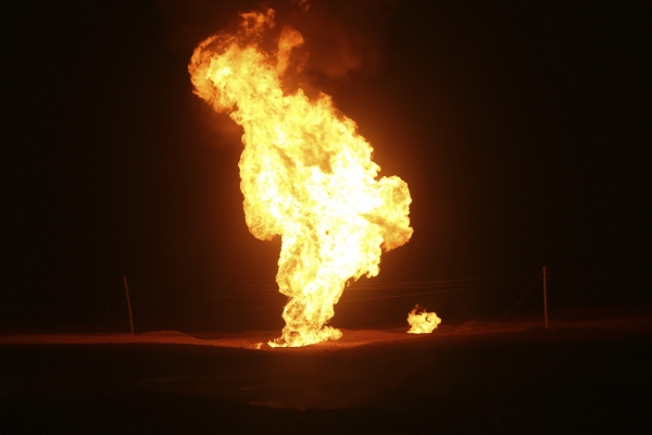 ▲이란 차하르마할-바흐티아리 외곽의 천연가스 가스관에서 14일(현지시간) 불길이 치솟고 있다. 차하르마할-바흐티아리(이란)/AP뉴시스
