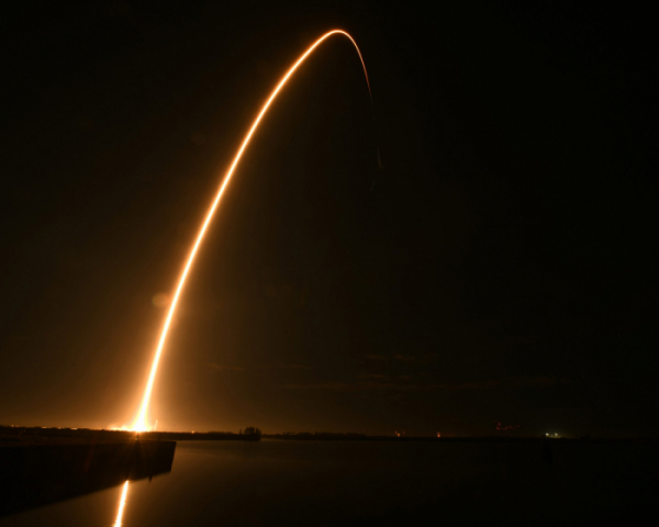 ▲오디세우스는 지난 15일(현지시간) 미국 플로리다 발사장에서 발사된, 역시 민간기업인 스페이스X의 팰컨9 로켓에 실려 달로 향했다. 사진은 팰컨9의 발사궤적.  (AP연합)