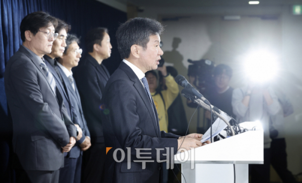 ▲정몽규 대한축구협회(KFA) 회장이 16일 오후 서울 종로구 축구회관에서 축구대표팀 사안관련 KFA 임원회의를 마친 후 입장문 발표를 하고 있다. 조현호 기자 hyunho@