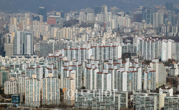 ▲전국 주택매매 소비심리지수가 넉 달만에 상승 전환했다. 16일 국토연구원이 발표한 부동산시장 소비자 심리조사에 따르면 올해 1월 전국 주택 매매시장 소비 심리지수는 103.0으로 전월보타 2.9포인트 상승했다. 같은 기간 서울의 주택매매 소비심리지수는 104.3으로 전월보다 4.7포인트 올랐다. 사진은 서울 여의도 63스퀘어에서 바라 본 서울 전경. (고이란 기자 photoeran@)