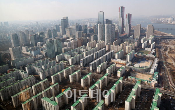 ▲전국 주택매매 소비심리지수가 넉 달만에 상승 전환했다. 16일 국토연구원이 발표한 부동산시장 소비자 심리조사에 따르면 올해 1월 전국 주택 매매시장 소비 심리지수는 103.0으로 전월보타 2.9포인트 상승했다. 같은 기간 서울의 주택매매 소비심리지수는 104.3으로 전월보다 4.7포인트 올랐다. 사진은 서울 여의도 63스퀘어에서 바라 본 서울 전경. (고이란 기자 photoeran@)