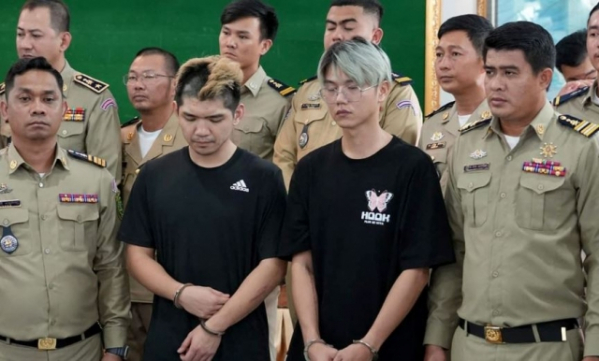 ▲캄보디아에서 가짜 납치극을 벌여 체포된 2명의 대만 유튜버(가운데 검은 옷)들이 현지에서 징역형을 선고 받았다.  (AFP연합뉴스)