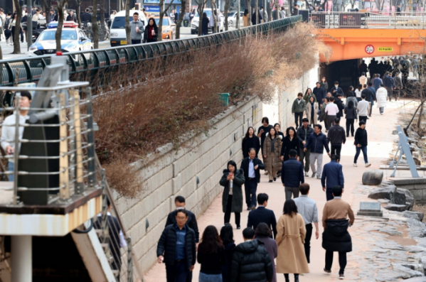 ▲서울 낮 최고기온이 16도를 기록하는 등 전국이 포근한 날씨를 보인 14일 서울 청계천변이 산책하는 시민들로 붐비고 있다. 신태현 기자 holjjak@ (이투데이DB)