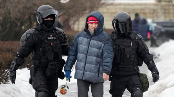 ▲상트페테르부르크에서 나발니 임시 추도장소에 헌화하려다 경찰에 연행되는 시민 (출처=AP/연합뉴스)