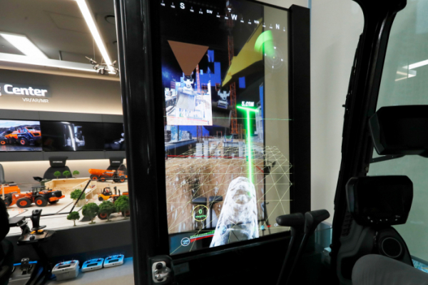 ▲굴착기 캐빈에 구현한 VR 체험공간에서 건설장비의 움직임을 확인할 수 있다. (사진제공=HD현대사이트솔루션)