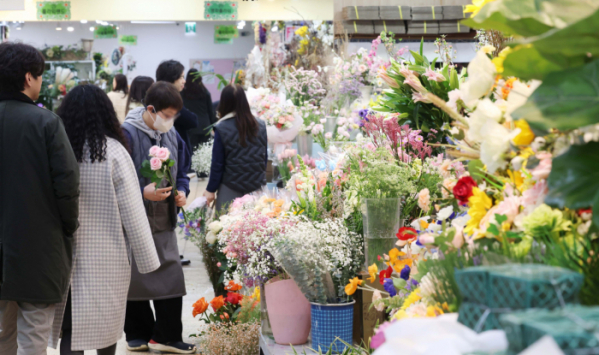 ▲절기상 우수(雨水)를 하루 앞둔 18일 전국이 포근한 날씨를 보인 가운데 서울 서초구 양재화훼공판장 소매시장을 찾은 시민들이 형형색색의 꽃을 구경하고 있다. 기상청은 이날부터 우수인 19일까지 전국이 대체로 흐리고 비가 오겠다고 예보했다. 신태현 기자 holjjak@