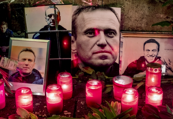 ▲17일(현지시간) 독일 프랑크푸르트의 러시아 영사관 근처에 러시아 야당 지도자 알렉세이 나발니를 추모하기 위한 촛불과 사진이 놓여 있다.  (프랑크푸르트(독일)/AP연합뉴스)