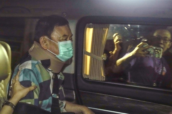 ▲탁신 친나왓 전 태국 총리가 18일(현지시간) 방콕의 경찰병원에서 가석방된 후 자택으로 향하는 차 안에 앉아 있다. 방콕/AP연합뉴스
