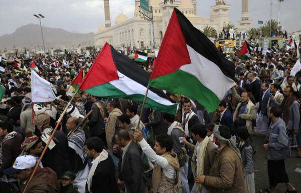 ▲16일(현지시간) 예멘 사나에서 후티 반군 지지자들이 미국의 후티 반군 테러 단체 지정에 반대하는 시위를 벌이며 팔레스타인 국기를 흔들고 있다. 사나/EPA연합뉴스
