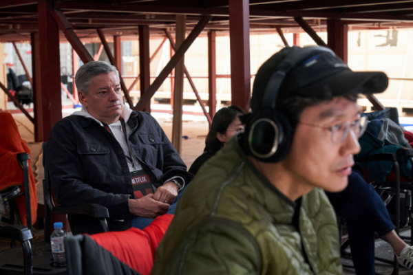 ▲'오징어게임 2' 촬영장을 방문한 서랜도스 CEO(왼쪽)의 모습. 황동혁(오른쪽) 감독은 촬영에 집중하고 있다. (넷플릭스)