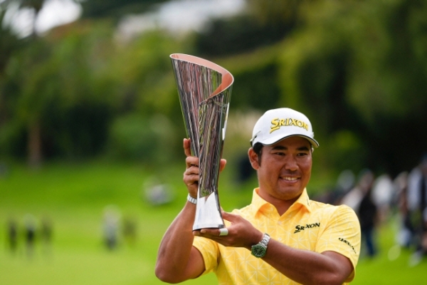▲마쓰야마 히데키가 19일 PGA투어 제네시스 인비테이셔널에서 통산 9승째를 거두고 우승컵을 들어올리고 있다. AP연합뉴스
