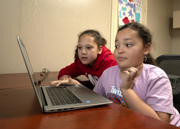 ▲미국 캘리포니아주 오로빌에서 8일 청소년들이 노트북을 사용하고 있다. 오로빌(미국)/AP뉴시스
