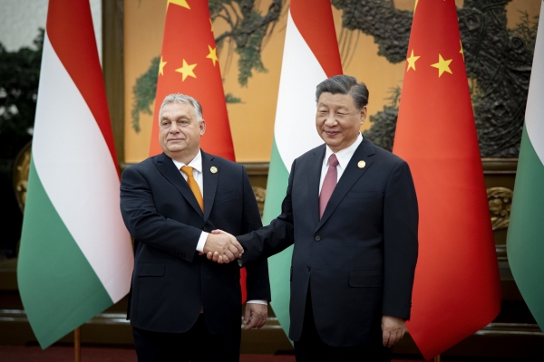 ▲빅토르 오르반(왼쪽) 헝가리 총리와 시진핑 중국 국가주석이 지난해 10월 17일 중국 베이징 인민대회당에서 악수하고 있다. 베이징/AP연합뉴스
