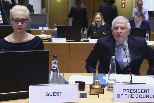 ▲러시아 야당 지도자 알렉세이 나발니의 아내 율리아 나발나야(왼쪽)가 19일(현지시간) 브뤼셀에서 열린 유럽연합(EU) 외무장관회의에서 호세프 보렐(오른쪽) EU 외교안보 고위대표와 회의에 참석하고 있다. 브뤼셀/AP연합뉴스
