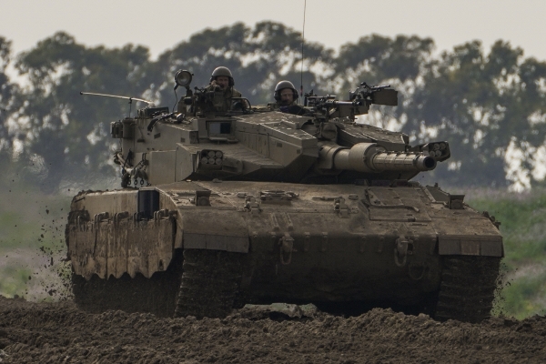 ▲이스라엘 군인들이 19일(현지시간) 이스라엘 남부의 가자지구 국경 근처에서 탱크를 몰고 있다. 가자지구/AP연합뉴스
