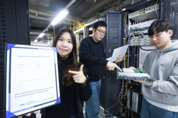 ▲ LG유플러스 직원이 한국정보통신기술협회 보안기능확인서를 소개하는 모습 (사진제공=LG유플러스)