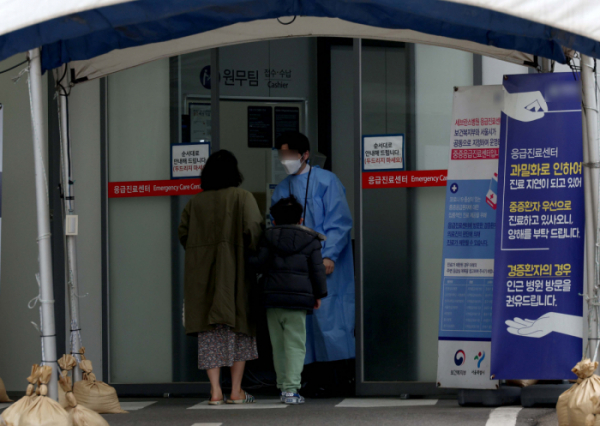 ▲전공의 집단사직으로 ‘의료대란’이 현실화되는 가운데 20일 서울의 한 대학병원 응급실로 시민들이 들어서고 있다. 신태현 기자 holjjak@