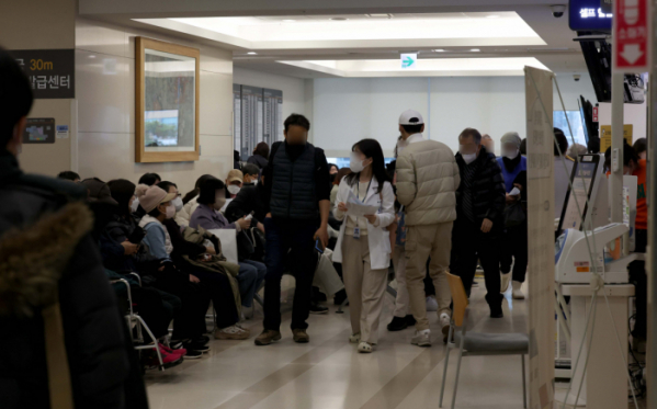 ▲전공의 집단사직으로 ‘의료대란’이 현실화되는 가운데 20일 서울의 한 대학병원이 진료를 기다리는 시민들로 붐비고 있다. 신태현 기자 holjjak@
