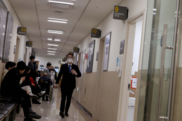 ▲전공의 집단사직으로 ‘의료대란’이 현실화되는 가운데 20일 서울의 한 대학병원이 진료를 기다리는 시민들로 붐비고 있다. 신태현 기자 holjjak@