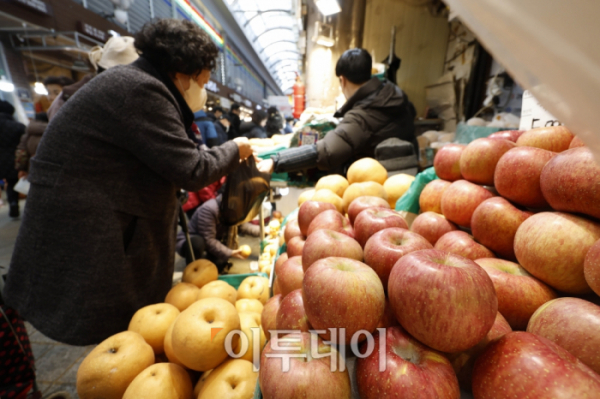 ▲설 명절을 일주일여 앞둔 4일 서울 동대문구 경동시장을 찾은 시민들이 제수용품을 살펴보고 있다. 조현호 기자 hyunho@ (이투데이DB)