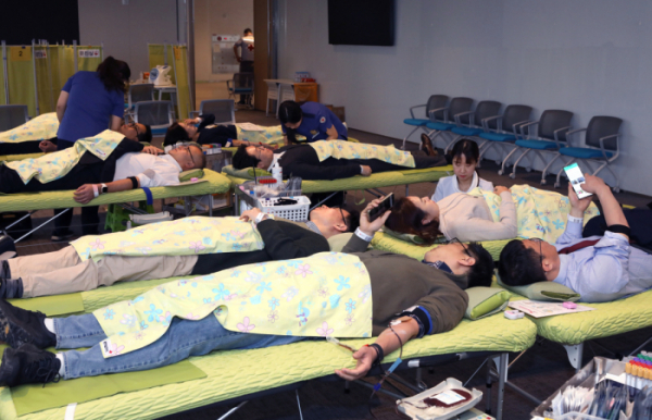 ▲NH투자증권은 서울 여의도 파크원 NH금융타워에서 임직원 대상으로 사랑의 나눔 헌혈 행사를 개최했다고 21일 밝혔다. (사진=NH투자증권)